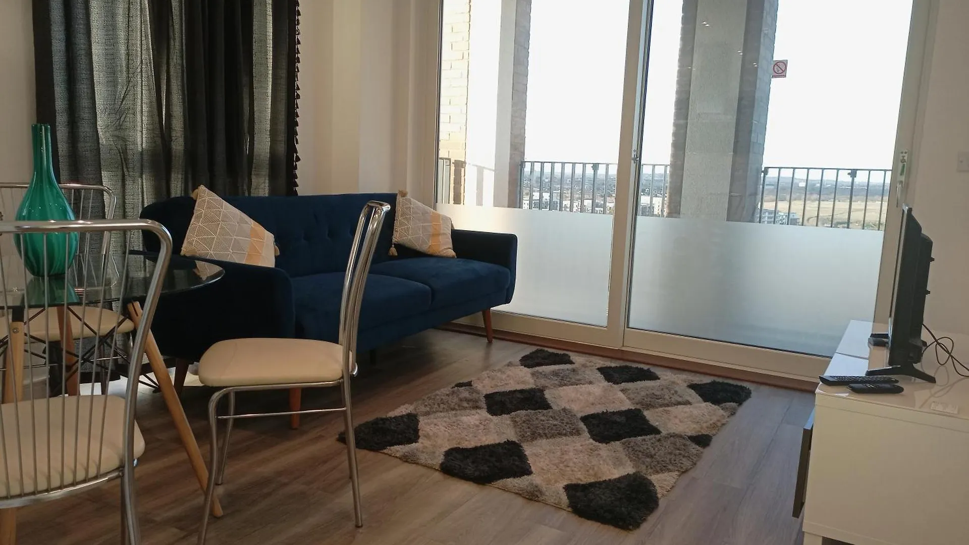 London Serviced Accommodation X Rm13 X Dm 4 Weekly X Monthly Offers contacts